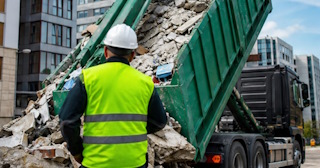 Вывоз строительного мусора в Первоуральске: услуги лицензированной компании — ПроМусор